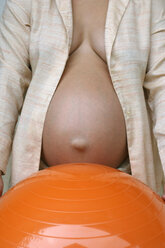 bauch einer schwangeren Frau und Gummiball - CRF00776