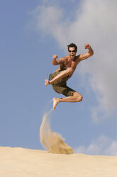 Mann springt von Sanddüne - RDF00092