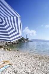 Kroatien, Dubrovnik, Frau auf Handtuch am Strand liegend, Tiefschnitt - GSF00535