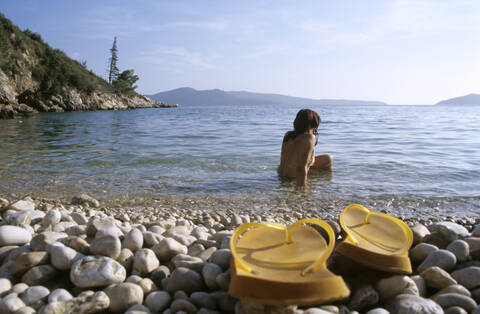 Kroatien, Dubrovnik, Frau schaut aufs Meer, lizenzfreies Stockfoto
