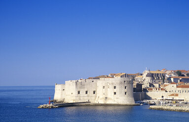 Kroatien, Dubrovnik, ummauerte Stadtlandschaft an der Küste - GSF00520