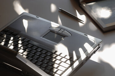 Laptop mit Tagebuch und Stift - ASF01725