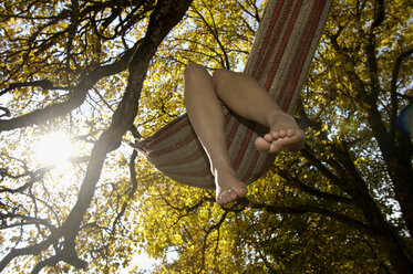 Feet dangling from hammock - HHF00167