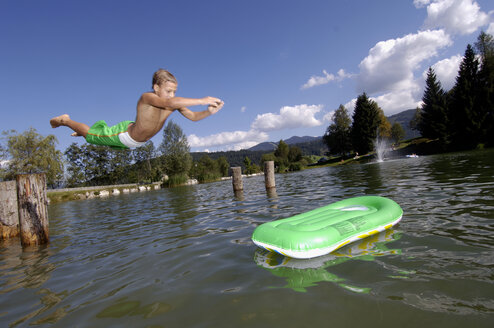 Junge springt in den See - HHF00152