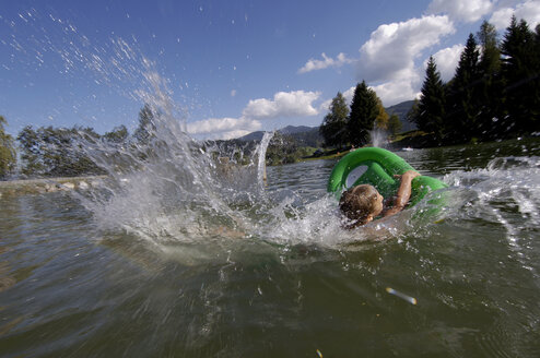 Junge, der im See Wasser spritzt - HHF00149