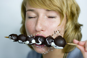 Frau isst Schokolade, Obstspucke, geschlossene Augen - MFF00018