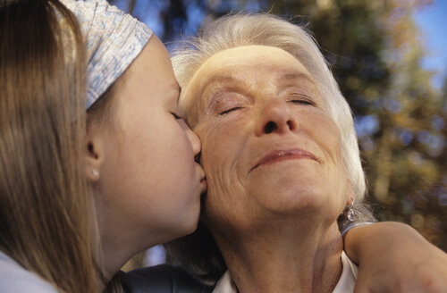 Enkelin küsst Großmutter - WEPF00305