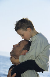 Vater trägt Sohn (4-7) auf den Schultern, Nahaufnahme - WEPF00303
