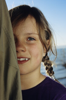 Mädchen (8-11) lächelnd, Porträt - WEPF00277