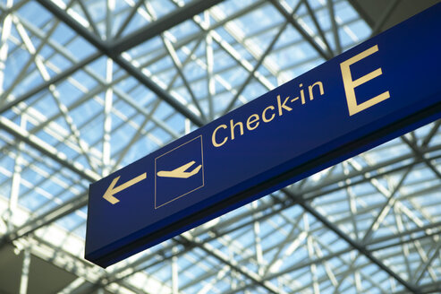 Check-in-Schild am Flughafen, niedriger Blickwinkel - THF00145