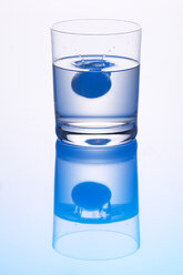 Tablette in einem Glas Wasser - THF00071