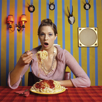 Junge Frau isst Spaghetti - JLF00070