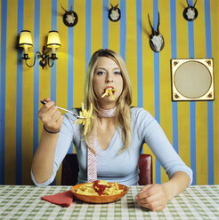 Junge Frau isst Pommes frites - JLF00067