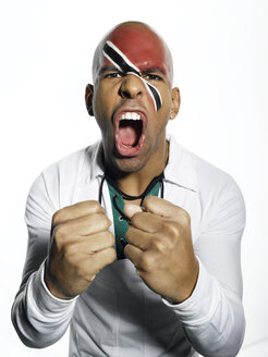 Fußballfan mit der Flagge von Trinidad und Tobago im Gesicht - LMF00444