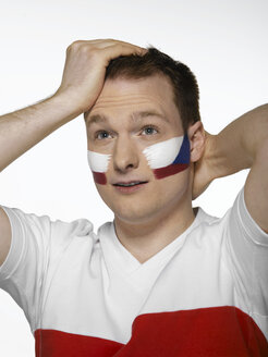 Fußballfan mit tschechischer Flagge im Gesicht - LMF00442