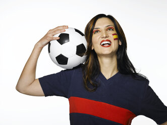 Frau mit spanischer Flagge im Gesicht, die einen Fußball hält - LMF00431