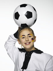 Mädchen, deutscher Fußballfan, hält Fußball - LMF00406