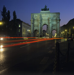 Deutschland, München, Siegestor bei Nacht - NHF00025