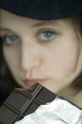 Young woman eating chocolate bar - MFF00113