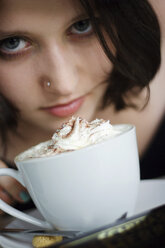 Junge Frau und Tasse mit heißer Schokolade - MFF00102