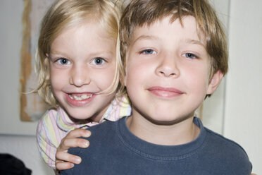 Boy and girl (3-5) smiling, close-up, portrait - MSF01793