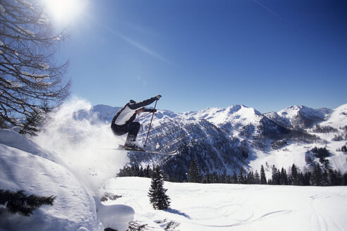 Skifahrer beim Springen in der Luft, Seitenansicht - HHF00203