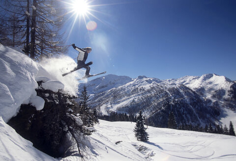 Skifahrer beim Springen in der Luft, niedriger Blickwinkel - HHF00202