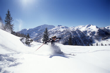 Mann beim Skifahren in den Alpen, Seitenansicht - HHF00199