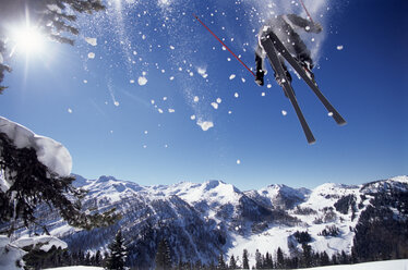 Skifahrer beim Springen in der Luft, Blick von unten - HHF00198