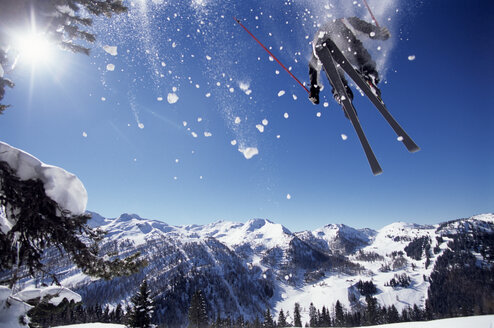 Skifahrer beim Springen in der Luft, Blick von unten - HHF00198