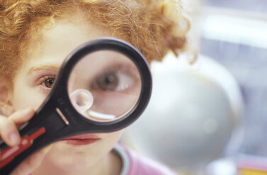 Girl (6-7) with magnifying glass - WESTF00086