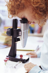 Mädchen (8-9) mit Mikroskop - WESTF00076