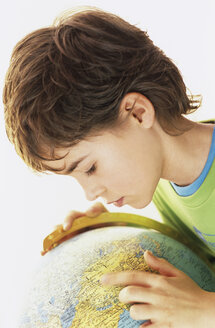 Junge (9-10) mit Blick auf den Globus, Porträt - WESTF00061