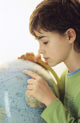 Junge (9-10) mit Blick auf den Globus, Seitenansicht - WESTF00060