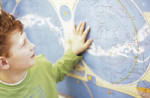 Junge (10-11) betrachtet die Weltkarte, Nahaufnahme - WESTF00050