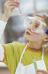 Mädchen (8-9) mit Schutzbrille und Reagenzglas - WESTF00034