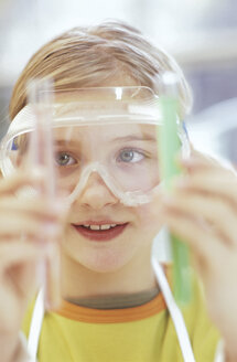 Mädchen (8-9) im Chemielabor - WESTF00032