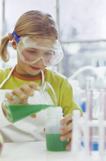 Mädchen im Chemielabor - WESTF00025