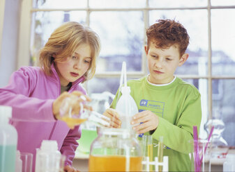 Boy and girl (9-11) in chemical lab - WESTF00001