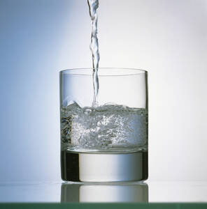 Mineralwasser im Glas gegossen - MB00524