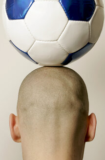 Mann mit Fußball auf dem Kopf, Rückansicht, Nahaufnahme - LDF00145