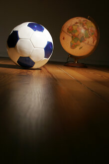 Fußball und Weltkugel - LDF00131