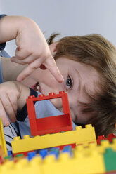 Junge spielt mit LEGO Steinen - CRF00840