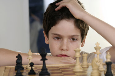 Junge spielt Schach - CRF00808