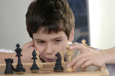 Junge spielt Schach - CRF00807