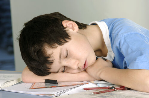 Junge müde von seinen Hausaufgaben - CR00800