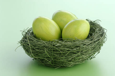 Ostereier im Nest, lizenzfreies Stockfoto