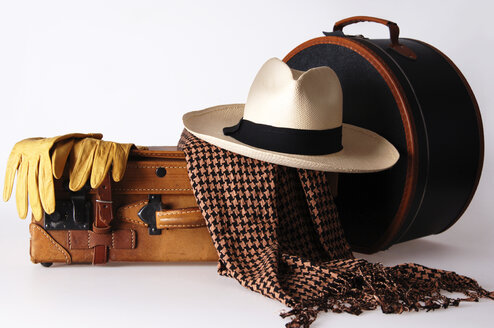 Reisegepäck mit Hutschachtel und Panamahut - 00015LRH-U