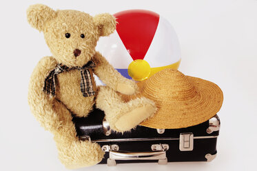 Teddybär auf Koffer mit Hut und Ball - 00011LRH-U