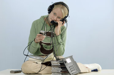 Teenager-Mädchen mit Kopfhörer, telefonierend - CRF00851
